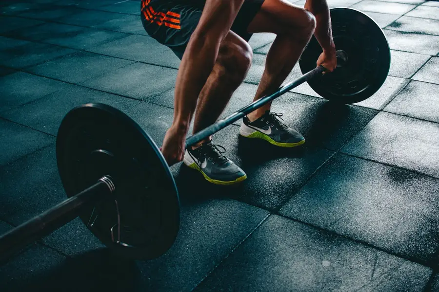 Treino de musculação com barra