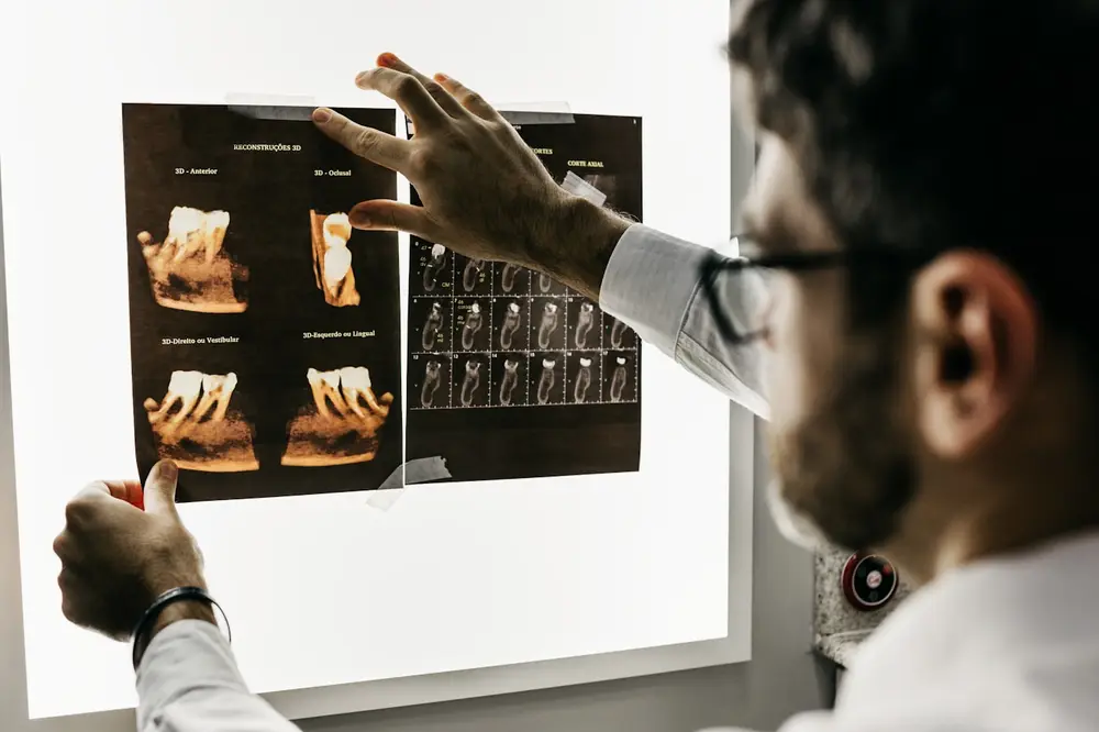 Dentista analisando radiografia panorâmica