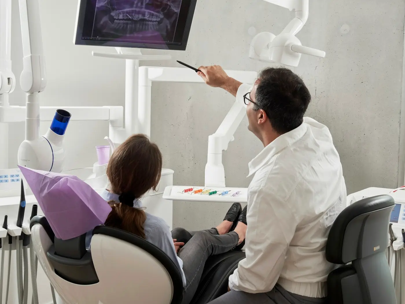 Dentista explicando radiografia para paciente na Sorriso Vivo