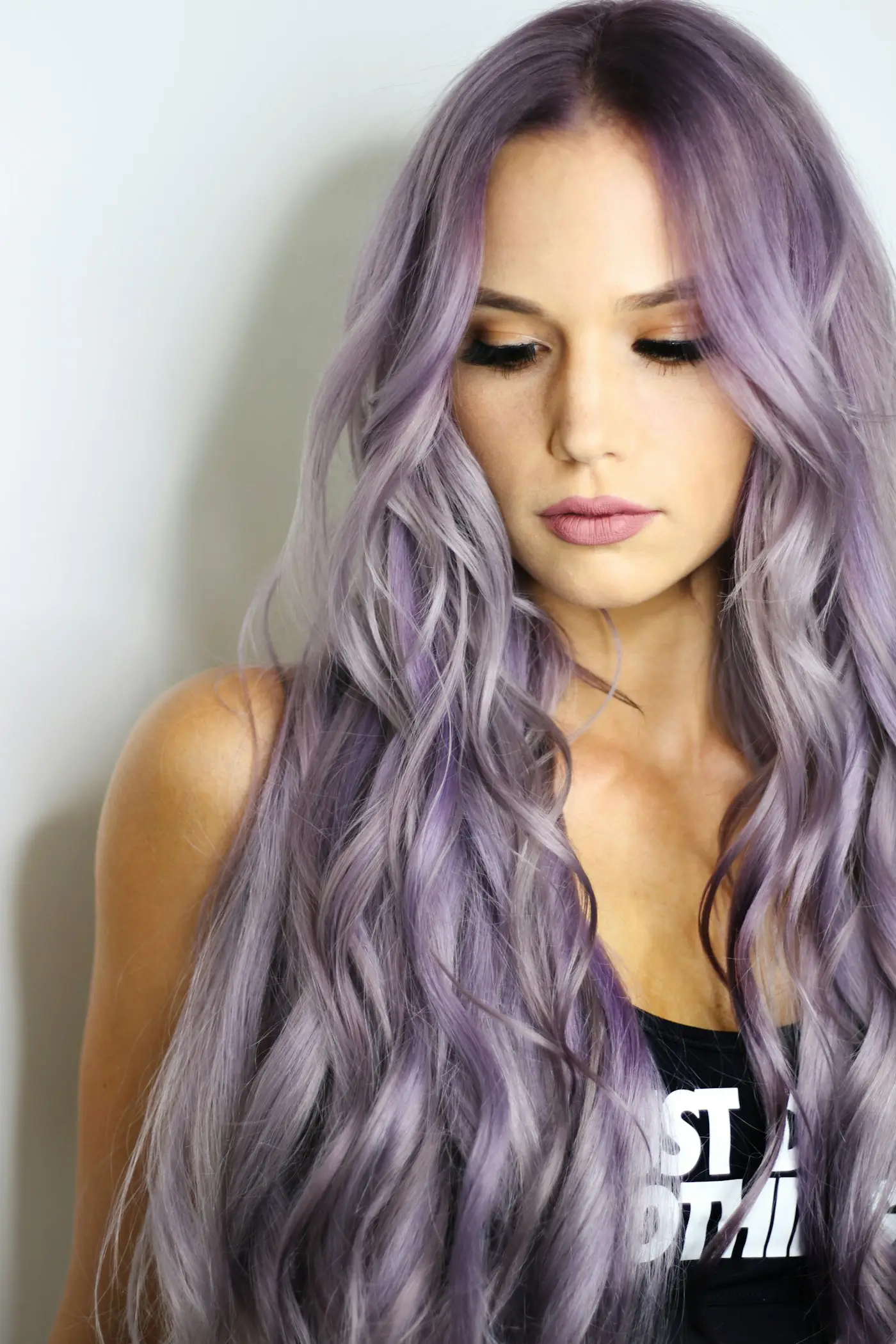 Cliente com cabelo colorido no salão Camélia